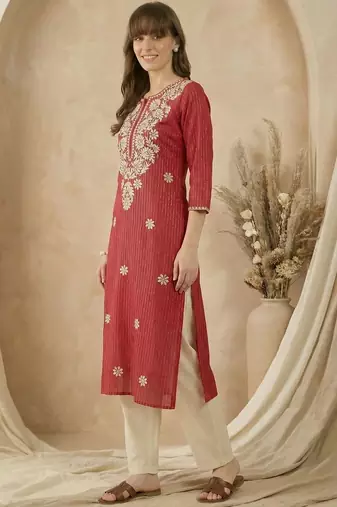 Maroon women floral embroidered thread work kurta