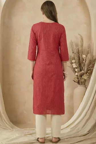 Maroon women floral embroidered thread work kurta