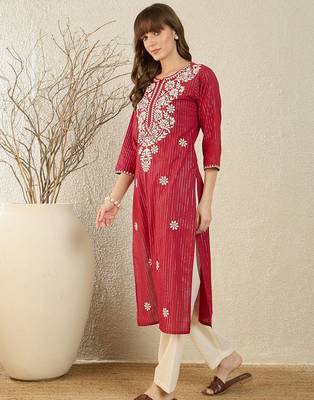 Maroon women floral embroidered thread work kurta 3