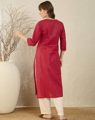 Maroon women floral embroidered thread work kurta 4