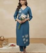 Blue women floral embroidered regular thread work kurta with trousers