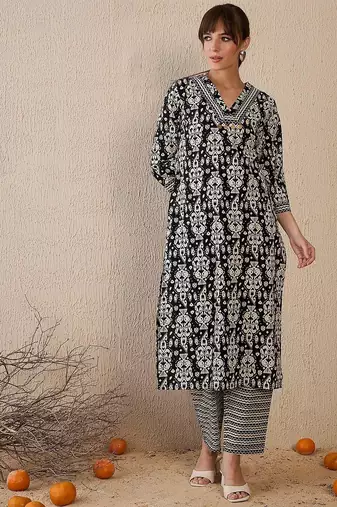 Black women ethnic motifs printed cotton kurta with trousers
