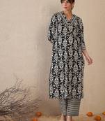 Black women ethnic motifs printed cotton kurta with trousers