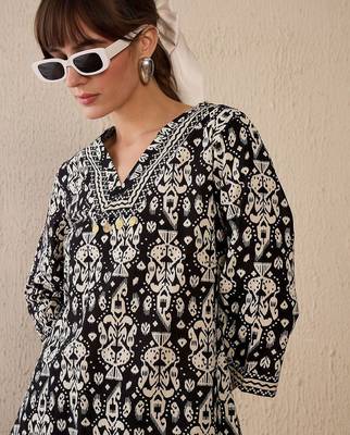 Black women ethnic motifs printed cotton kurta with trousers 2
