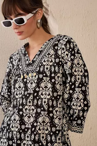 Black women ethnic motifs printed cotton kurta with trousers