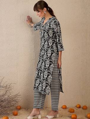 Black women ethnic motifs printed cotton kurta with trousers 3