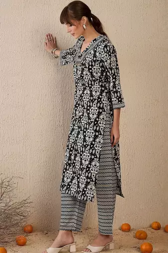 Black women ethnic motifs printed cotton kurta with trousers