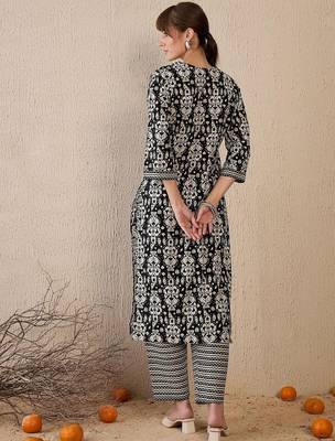 Black women ethnic motifs printed cotton kurta with trousers 4