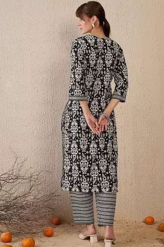 Black women ethnic motifs printed cotton kurta with trousers