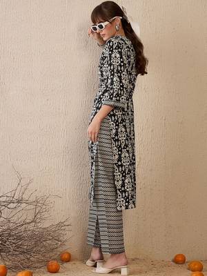 Black women ethnic motifs printed cotton kurta with trousers 5