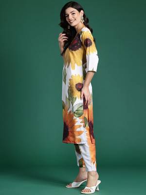 Off white floral printed kurta with trousers 5