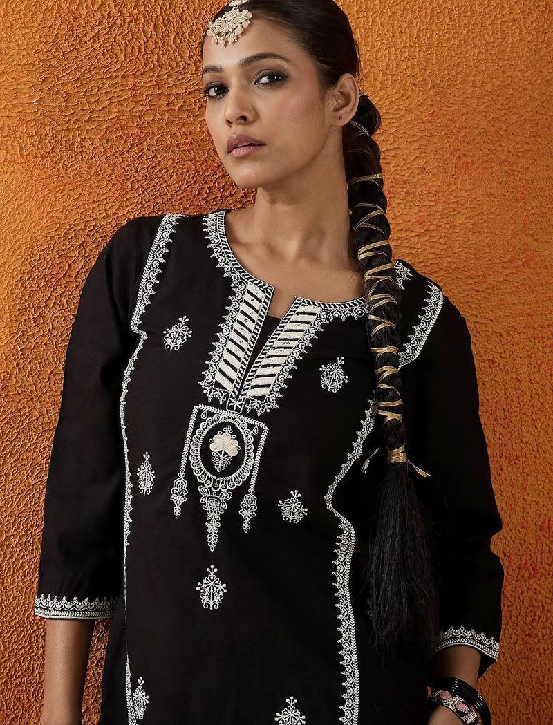 Black floral embroidered notch neck thread work straight kurta