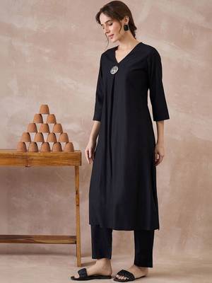 Black women liva kurta with trousers 5