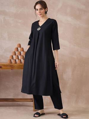 Black women liva kurta with trousers 5