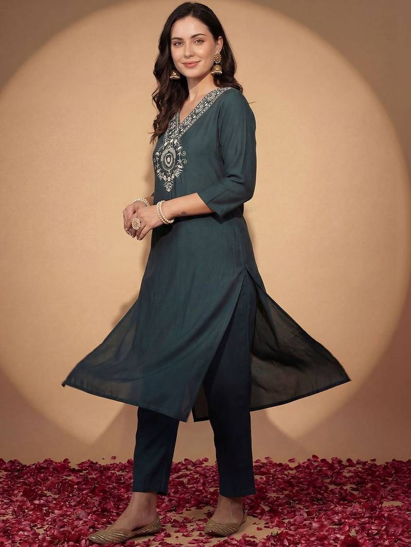 Teal women ethnic motifs embroidered regular kurta with trousers