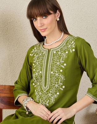 Green women floral embroidered thread work kurta 2