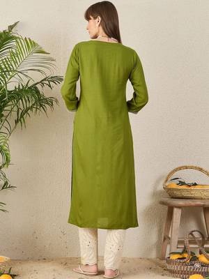 Green women floral embroidered thread work kurta 3