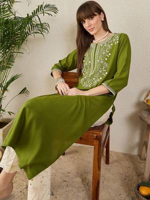 Green women floral embroidered thread work kurta 4