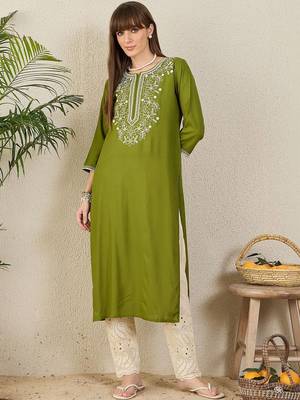 Green women floral embroidered thread work kurta 5