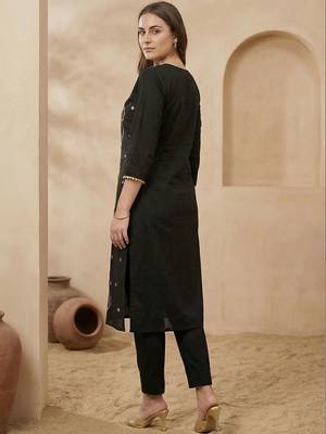 Black women ethnic motifs embroidered thread work kurta with trousers 2