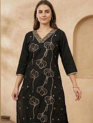 Black women ethnic motifs embroidered thread work kurta with trousers 3