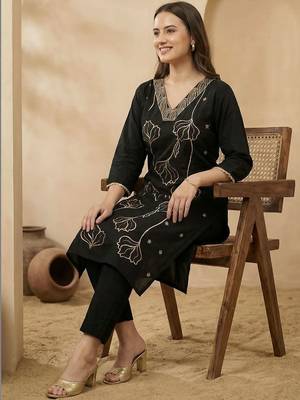 Black women ethnic motifs embroidered thread work kurta with trousers 4