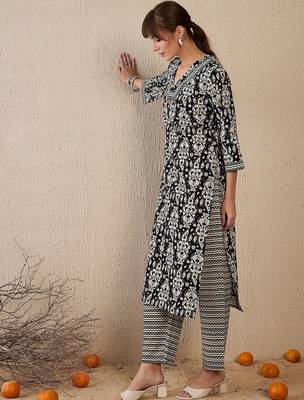 Black ethnic motifs printed v neck kurta with trousers 4