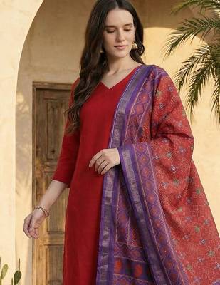 Red women ethnic motifs kurta with trousers & with dupatta 2