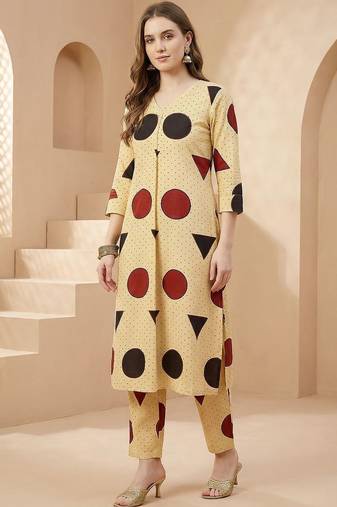 Off white women printed pleated pure cotton kurta with trousers