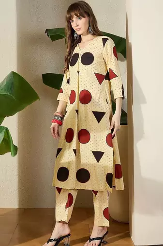 Off white women printed pleated pure cotton kurta with trousers