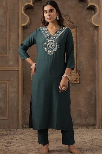 Green women ethnic motifs embroidered kurta with trousers