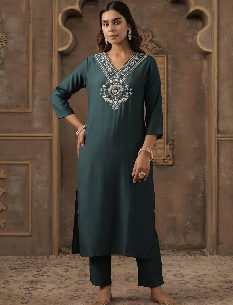 Green women ethnic motifs embroidered kurta with trousers