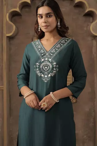 Green women ethnic motifs embroidered kurta with trousers