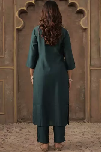 Green women ethnic motifs embroidered kurta with trousers