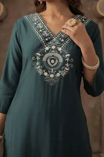 Green women ethnic motifs embroidered kurta with trousers