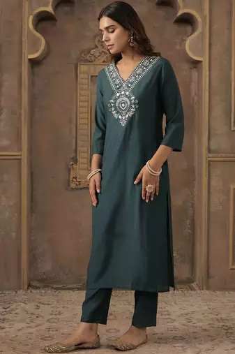 Green women ethnic motifs embroidered kurta with trousers