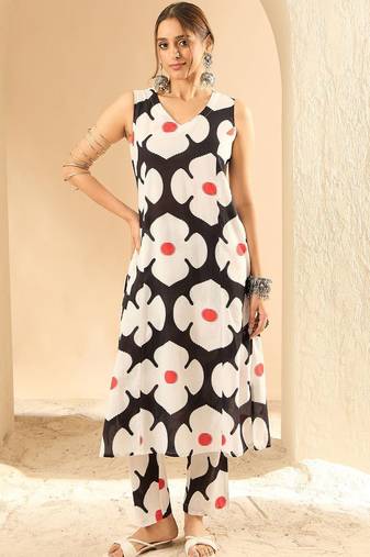 Black women floral printed regular pure cotton kurta with trousers