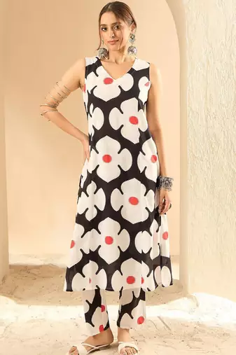 Black women floral printed regular pure cotton kurta with trousers