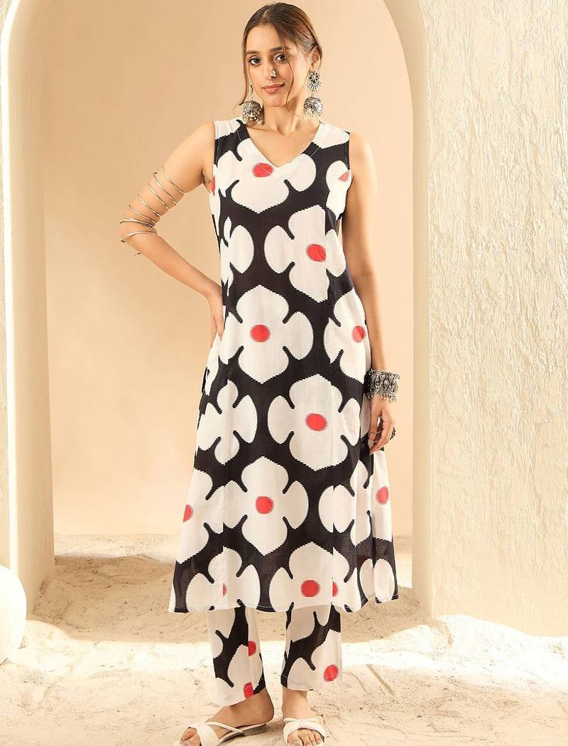 Black women floral printed regular pure cotton kurta with trousers