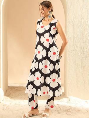 Black women floral printed cotton kurta with trousers 4