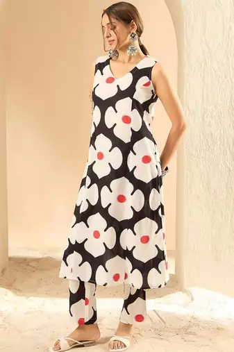 Black women floral printed regular pure cotton kurta with trousers