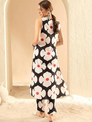 Black women floral printed cotton kurta with trousers 5