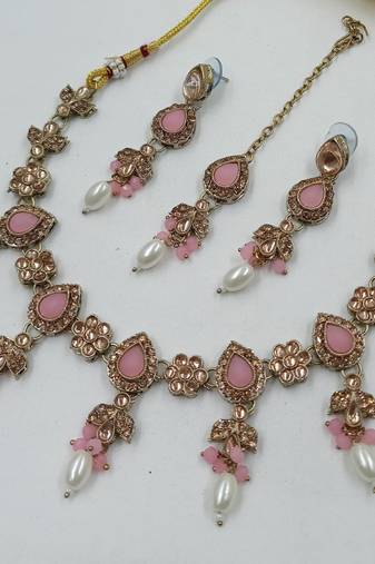 Beby pink color necklace set with earrings & maang tikka | kundan and agate stone | antique gold plating