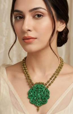 Green beaded traditional temple jewellery carved pendant necklace for women 1