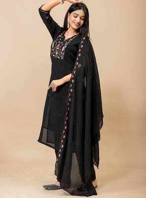 Black floral embroidered mul cotton kurta pant set for women 4