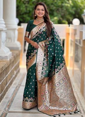 Green soft banarasi silk blend saree with meenakari zari weaving 4
