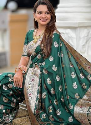 Green soft banarasi silk blend saree with meenakari zari weaving 5