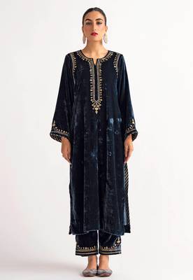 Navy-blue zari & sequins embroidered velvet stitched straight kurta set with pant 3