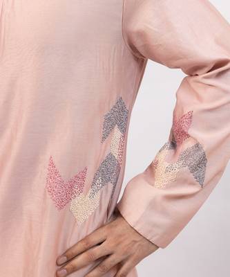 Peach pink embroidered chanderi silk kurta set 3