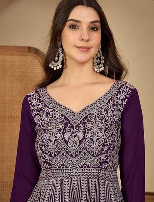 Embroidered v-neck kurta & palazzos 2